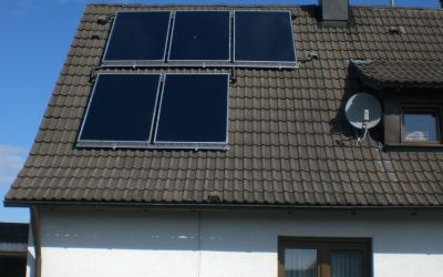 12,65 m² COSMO Flachkollektoren Solaranlage versetzte Verteilung